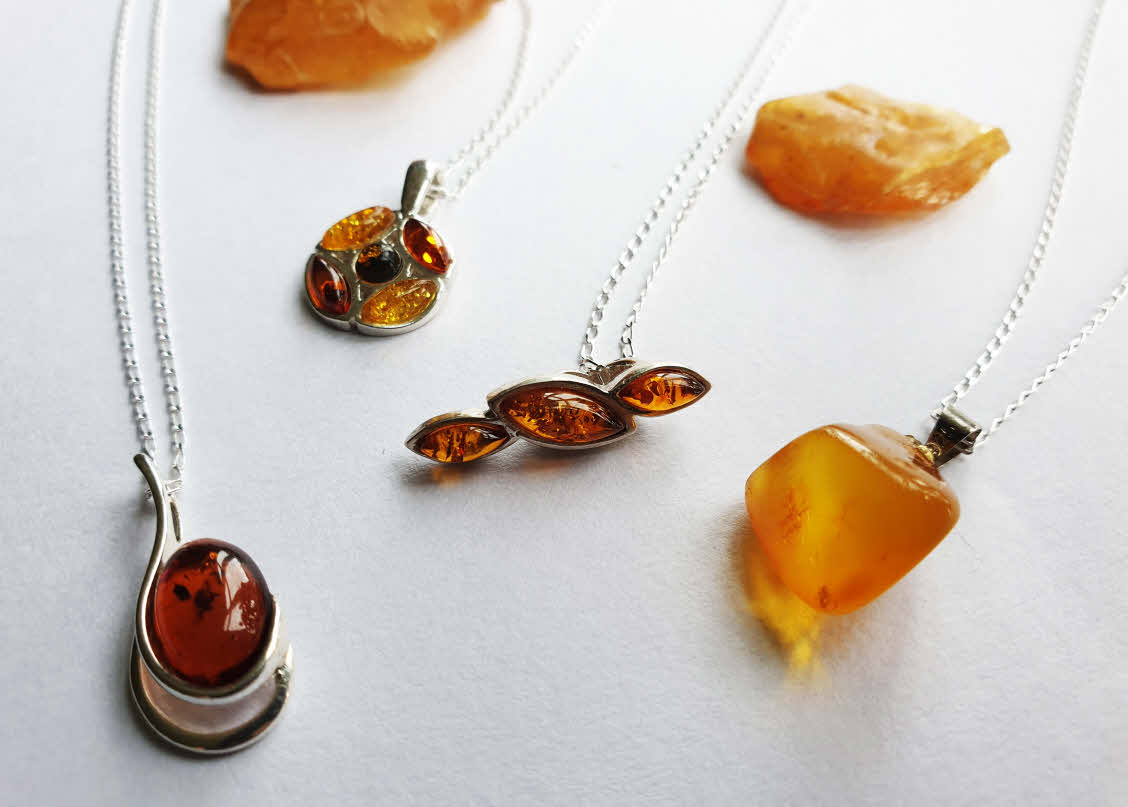 Genuine BALTIC AMBER Pendant with Fossil INSECT 14 g